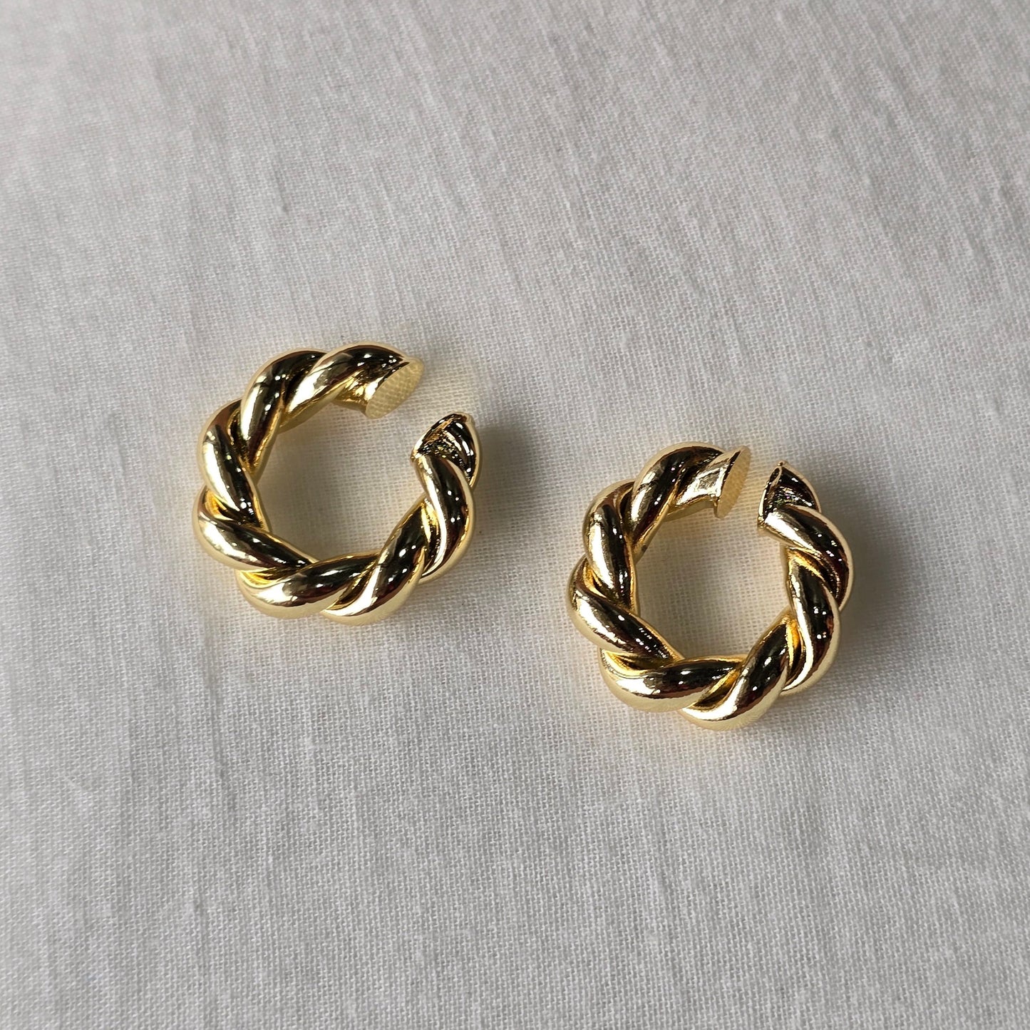 Golden Twirl Ear Cuff